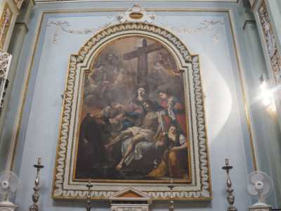Ogni nicchia presente sulle pareti laterali contiene poi elementi decorativi. C�� l�altare marmoreo di sinistra, dove � conservata la settecentesca tela della Deposizione, attribuita al pittore Andrea Miglionico...